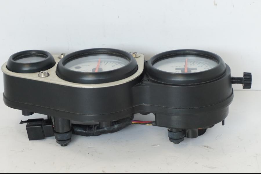 Snett uppifrån på Instrumentpanel från en Kawasaki ZR-7 -2001 motorcykel.