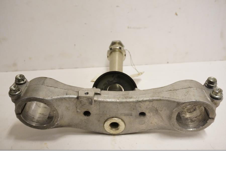 Baksidan på Gaffelkrona från en Suzuki GSX-R 600 -2000 motorcykel.