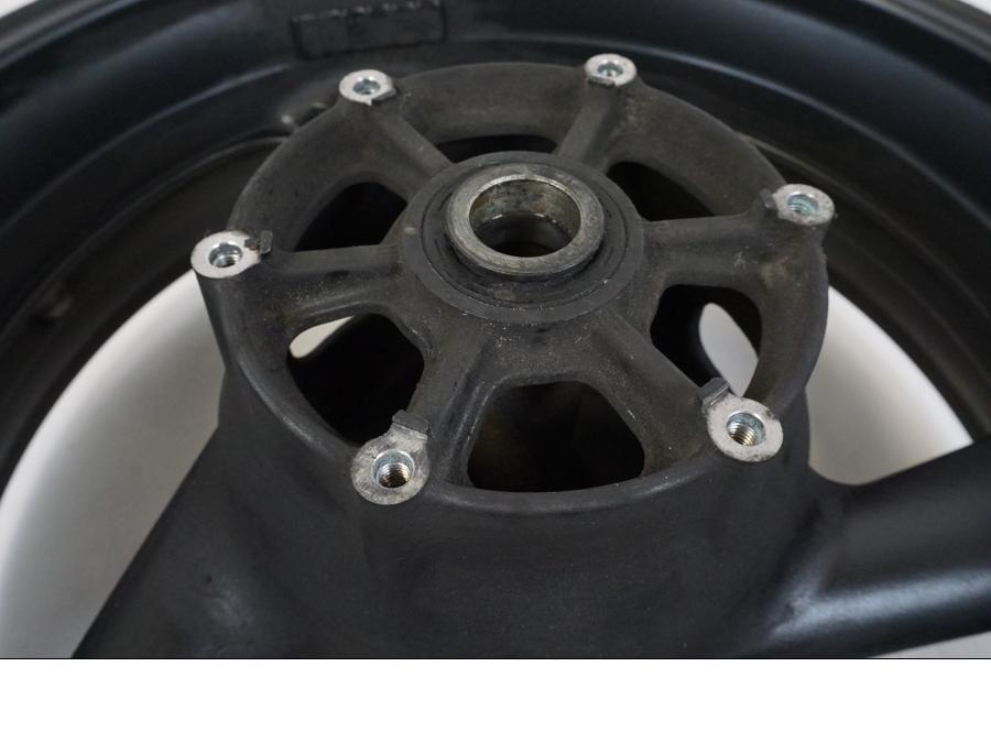 Baksidan på Fälg från en Yamaha XJR 1300 -2002 motorcykel.