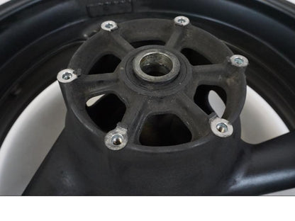 Baksidan på Fälg från en Yamaha XJR 1300 -2002 motorcykel.