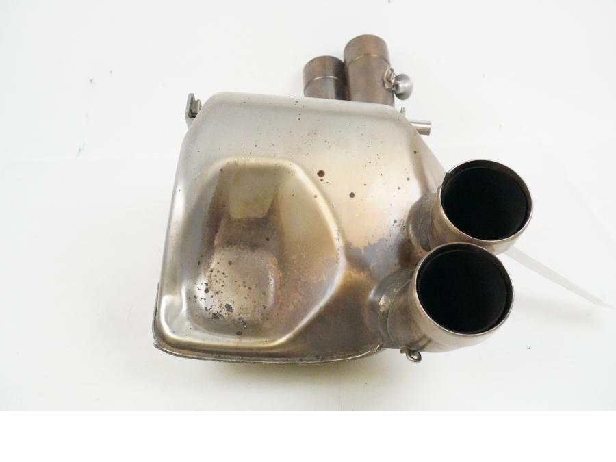 Baksidan på Mellanburk från en MV Agusta Brutale 800 -2004 motorcykel.