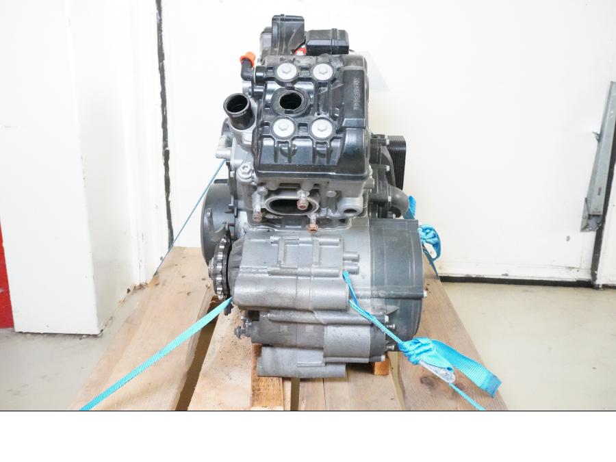 Snett nerifrån på Motor från en KTM 1290 Super Adventure R -2018 motorcykel.