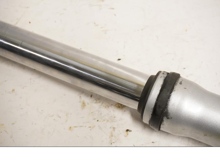 Höger sida på Gaffelben från en Triumph America -2004 motorcykel.