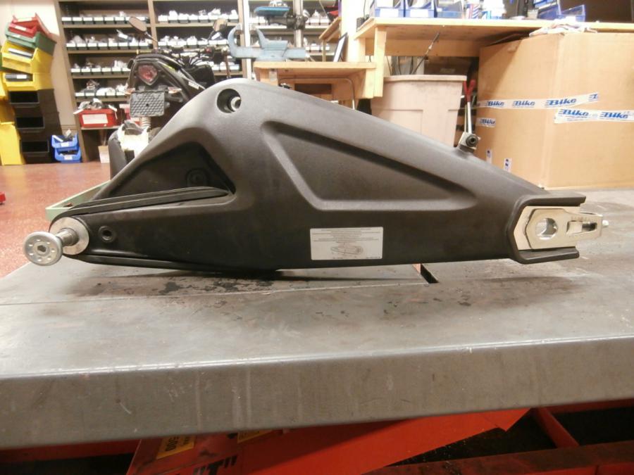 Framsidan på Sving från en Ducati Monster 696 -2013 motorcykel.