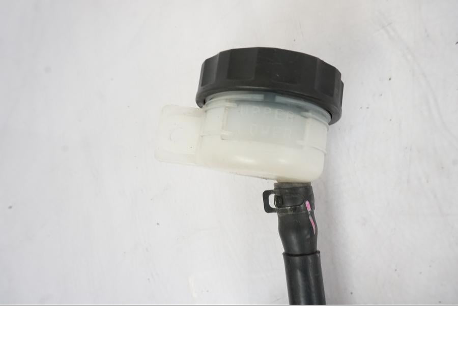 Snett uppifrån på Bromshuvudcylinder från en Kawasaki ER-6N -2012 motorcykel.