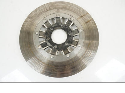 Snett nerifrån på Bromsskiva från en Suzuki GS 1000 -1978 motorcykel.