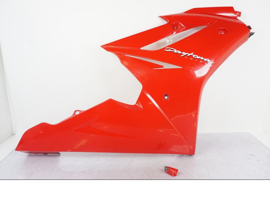 Framsidan på Sidkåpa från en Triumph Daytona 675 -2007 motorcykel.