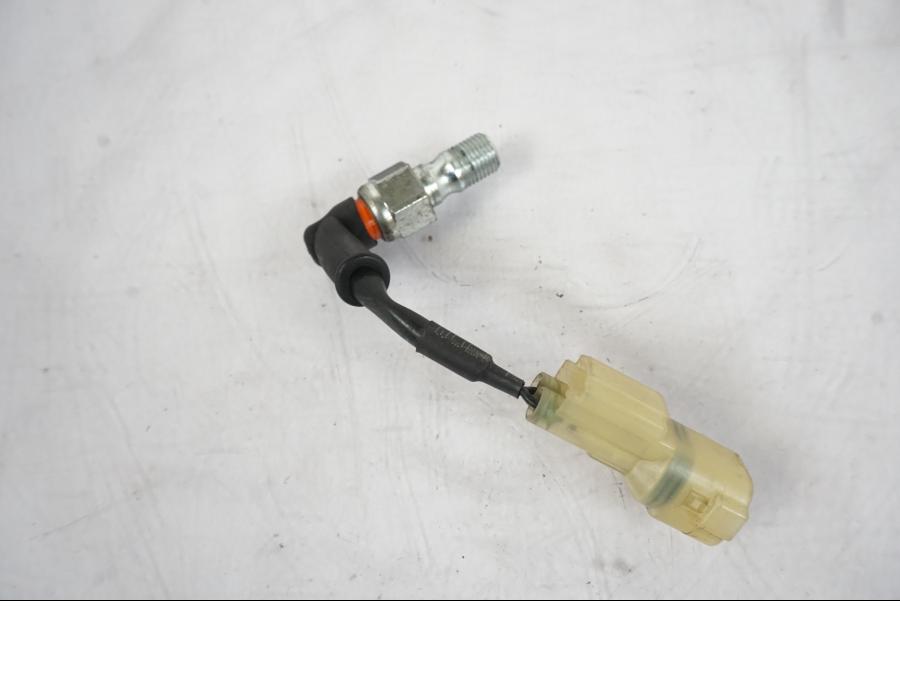 Baksidan på Bromsljuskontakt från en KTM 790 Duke -2019 motorcykel.