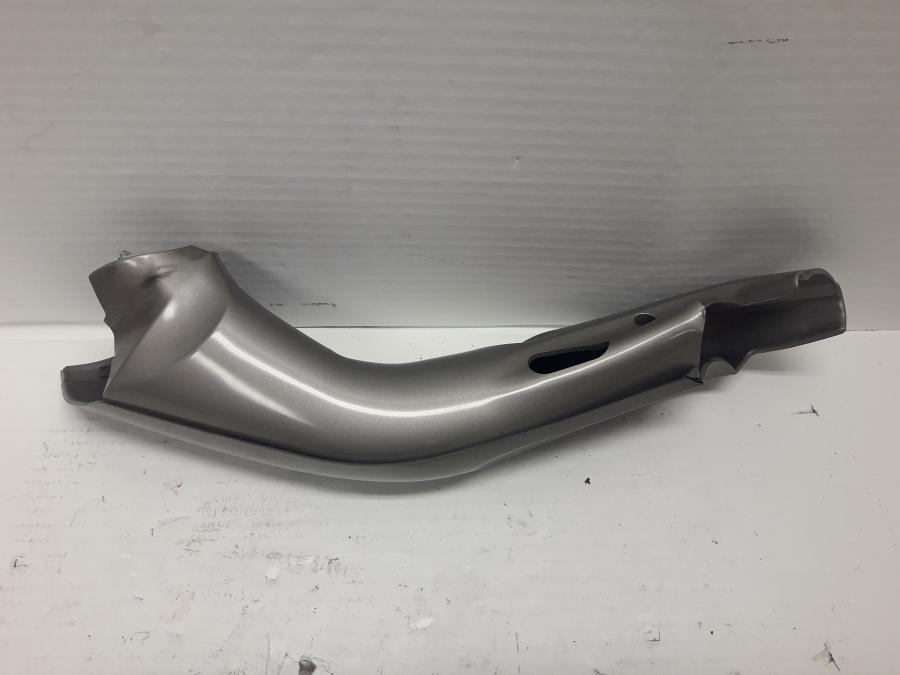 Baksidan på Styrkåpa från en BMW K 1200 LT -2006 motorcykel.