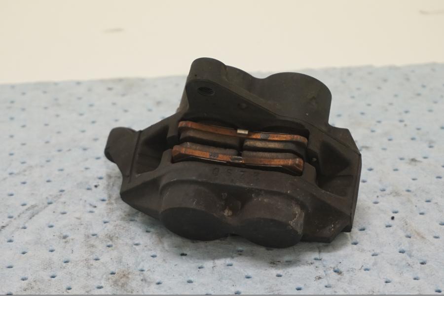 Baksidan på Bromsok från en Yamaha YZF 1000 R1 -2003 motorcykel.