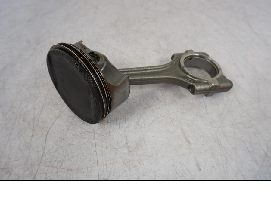 Baksidan på Kolv från en BMW F 750 GS -2020 motorcykel.