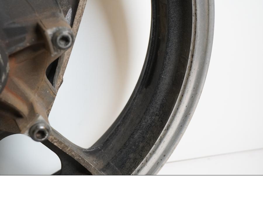 Höger sida på Fälg från en Yamaha FJ 1200 -1986 motorcykel.