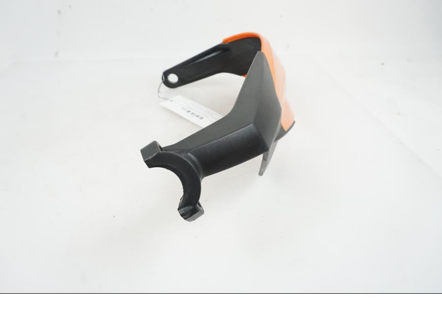 Vänster sida på Handskydd från en KTM 125 Duke -2023 motorcykel.