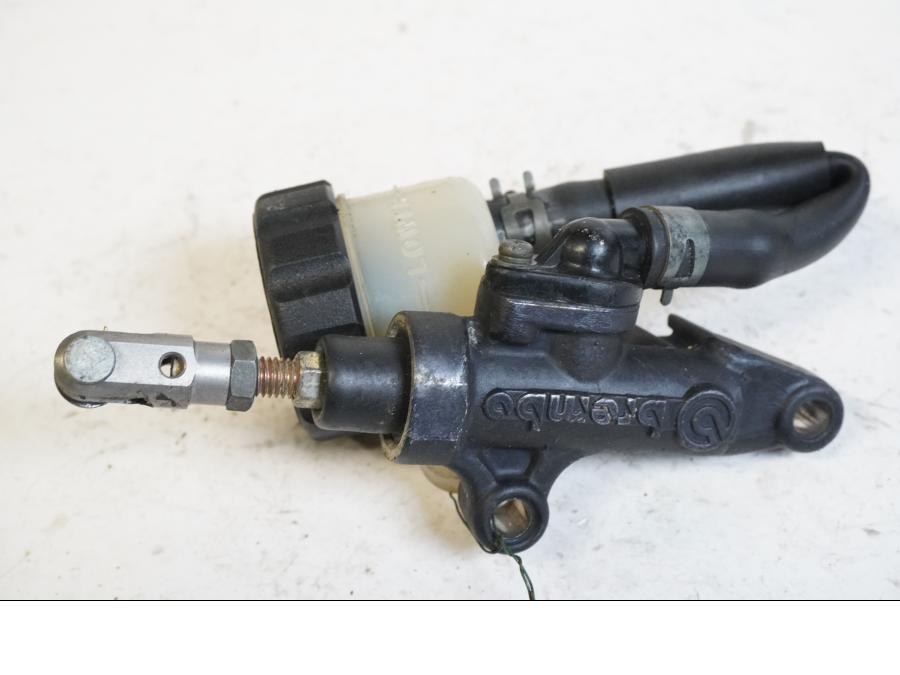 Baksidan på Bromshuvudcylinder från en Yamaha YZF R6 -2000 motorcykel.