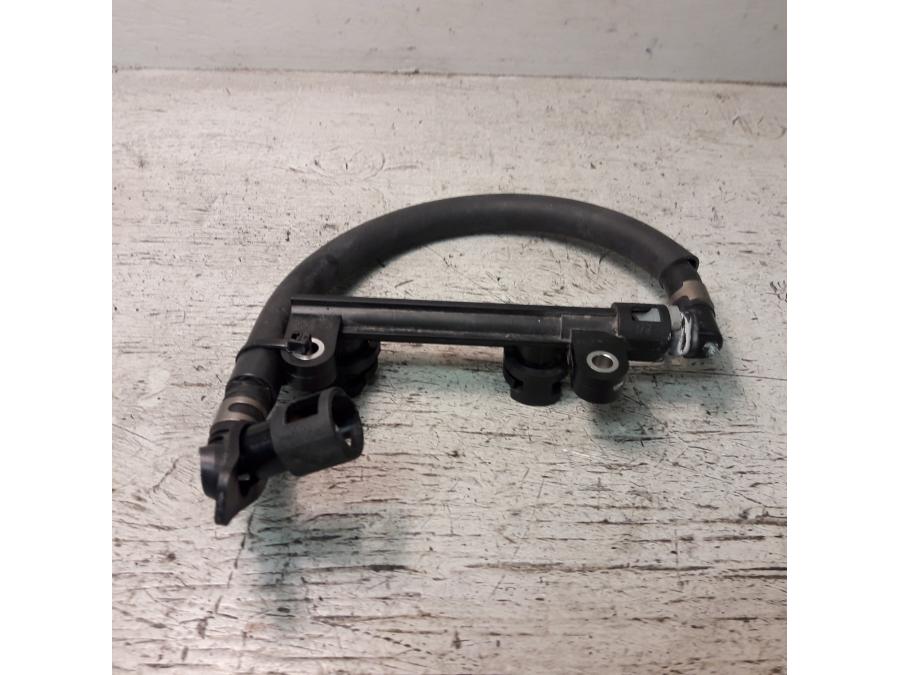 Framsidan på Fuel Rail från en Honda ADV 750 -2017 motorcykel.