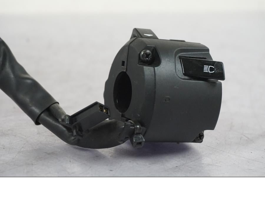 Snett nerifrån på Styrelreglage från en Yamaha MT-09 -2020 motorcykel.