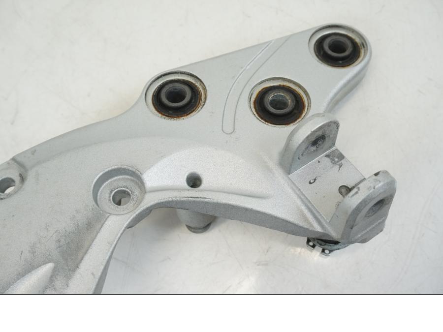 Vänster sida på Fotpinnefäste från en Suzuki GSX 1300 R -2017 motorcykel.