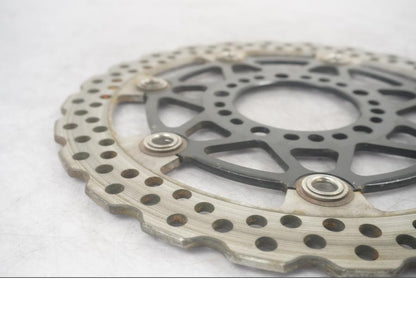 Vänster sida på Bromsskiva från en Kawasaki Versys 650 -2007 motorcykel.