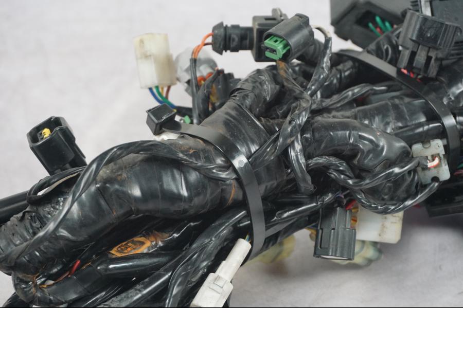 Höger sida på Kabelstam från en KTM 690 Duke -2015 motorcykel.