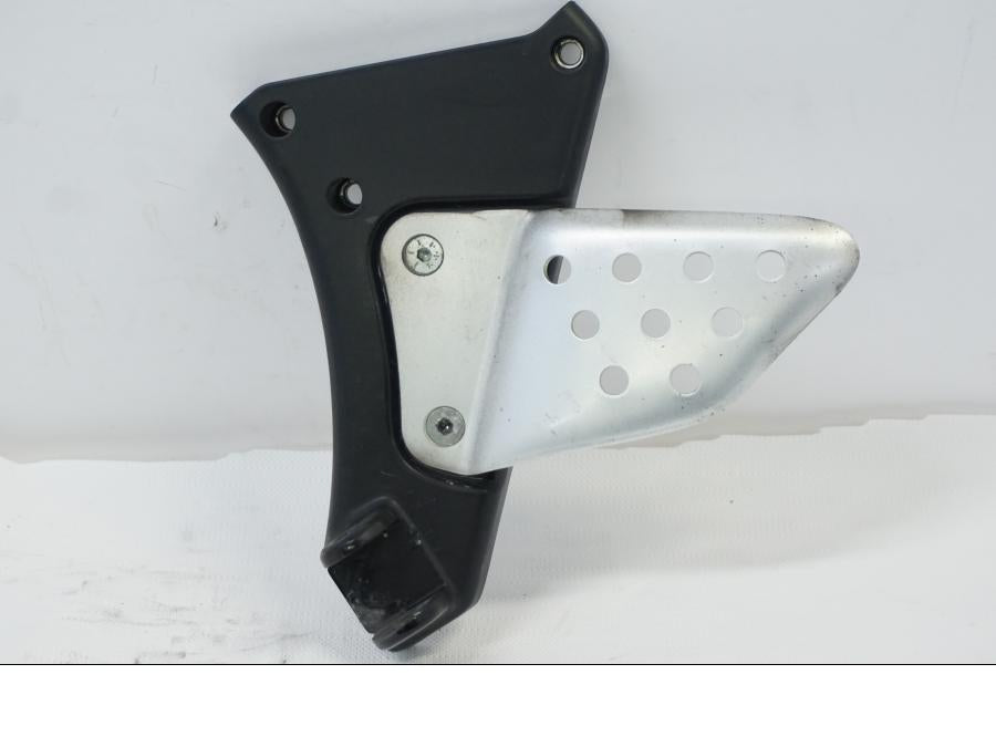 Framsidan på Fotpinnefäste från en Buell XB9S -2003 motorcykel.