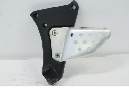 Framsidan på Fotpinnefäste från en Buell XB9S -2003 motorcykel.