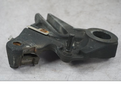 Snett nerifrån på Bromsoksfäste från en BMW S 1000 RR -2010 motorcykel.