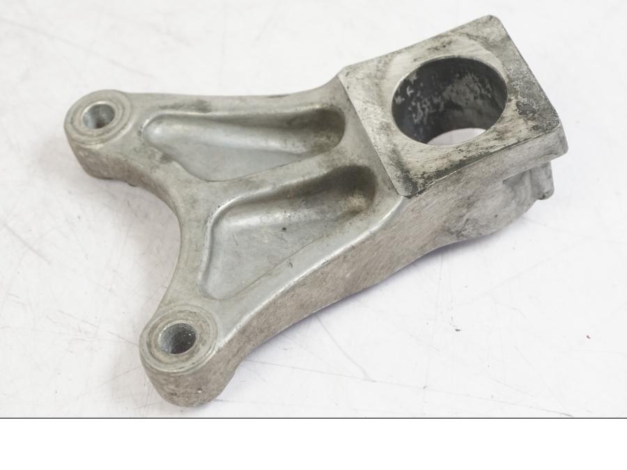 Framsidan på Bromsoksfäste från en Suzuki GSX 1300 RX -1999 motorcykel.