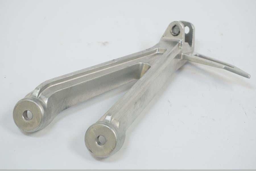 Baksidan på Fotpinnefäste från en Honda CB 650 R -2019 motorcykel.