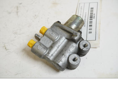 Baksidan på Bromsfördelare från en Honda CBR 1100 XX -1998 motorcykel.