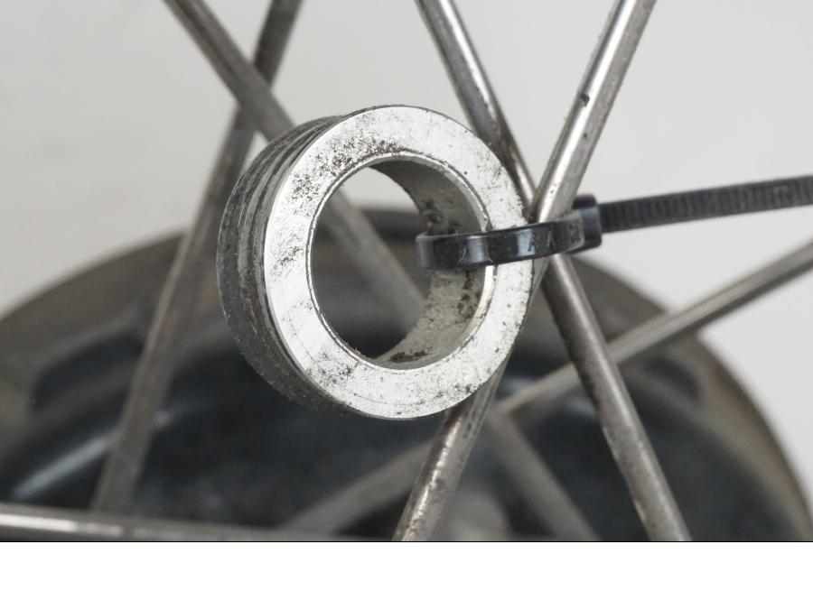 Vänster sida på Fälg från en BMW F 800 GS -2008 motorcykel.