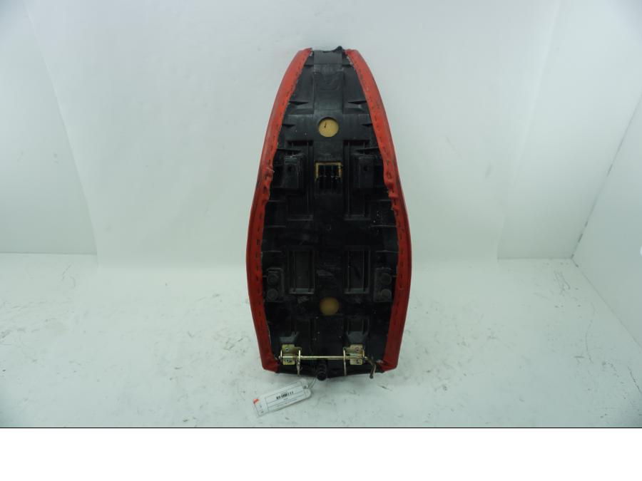 Höger sida på Sadel från en Hyosung TE 450 -2008 motorcykel.