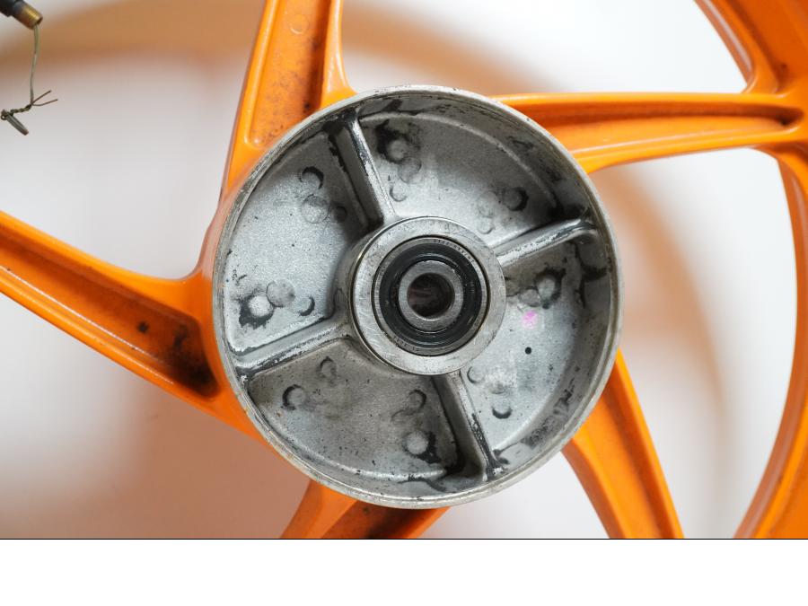 Baksidan på Fälg från en Honda CBR 125 R -2011 motorcykel.