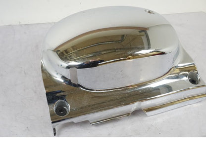 Framsidan på Transmissionskåpa från en Suzuki VL 800 -2002 motorcykel.