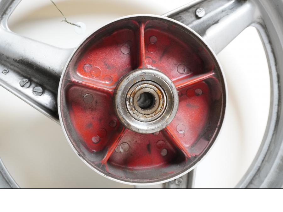 Baksidan på Fälg från en Honda CBR 1000 F -1987 motorcykel.