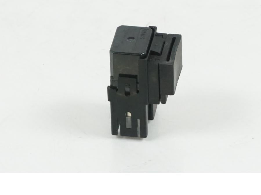 Vänster sida på Relä från en Yamaha Tenere 700 -2020 motorcykel.