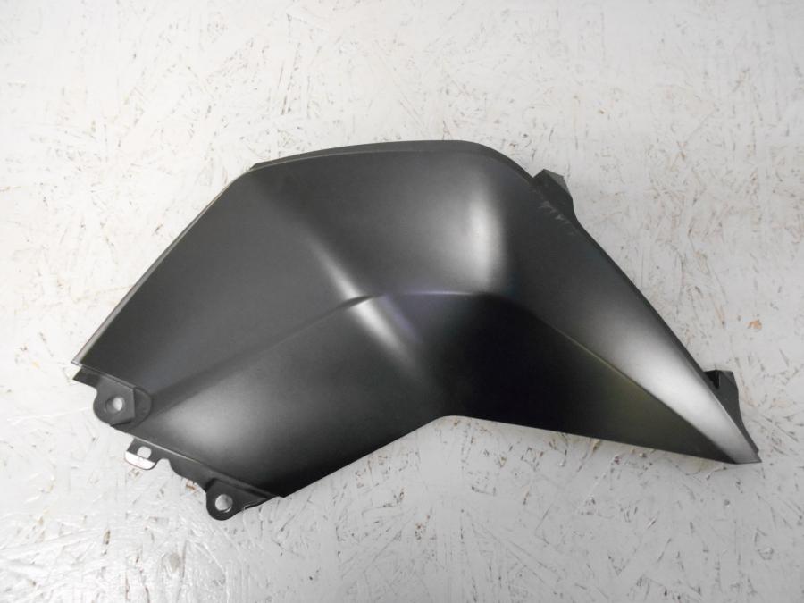 Framsidan på Bensintankskåpa från en KTM 125 Duke -2015 motorcykel.