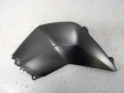 Framsidan på Bensintankskåpa från en KTM 125 Duke -2015 motorcykel.