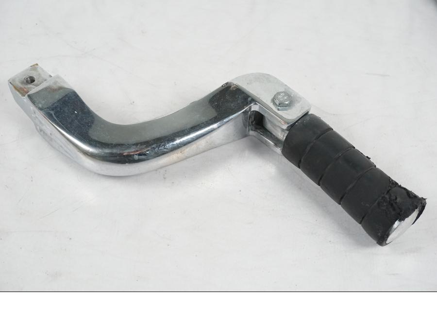 Baksidan på Fotpinnesats från en Yamaha XVS 1100A -2005 motorcykel.