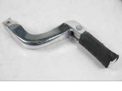 Baksidan på Fotpinnesats från en Yamaha XVS 1100A -2005 motorcykel.