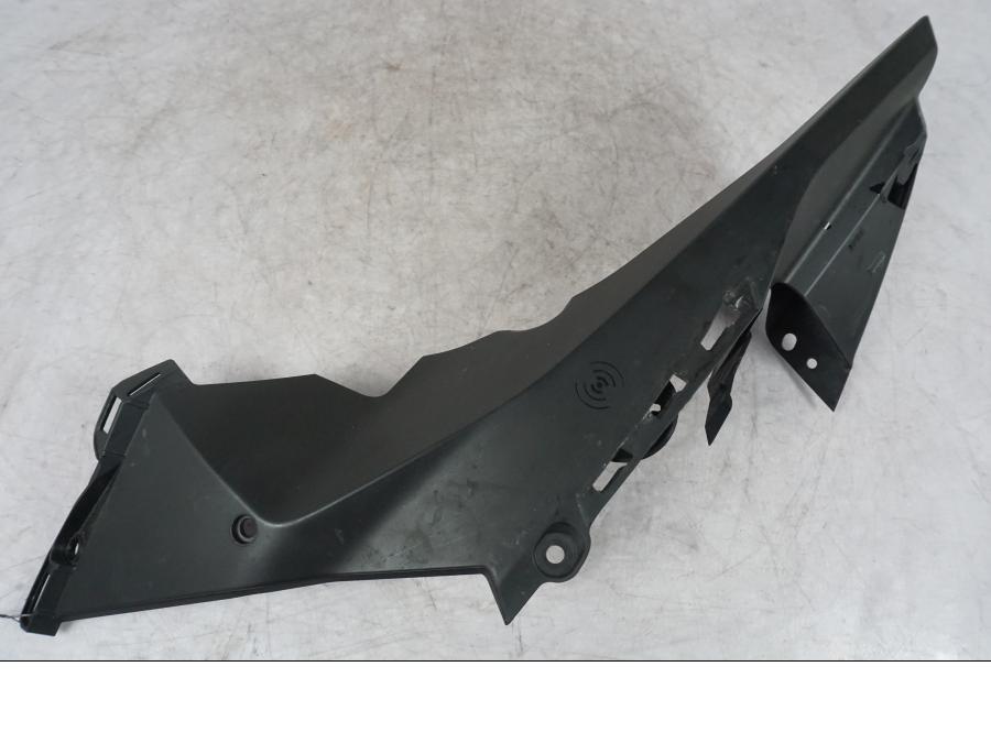 Snett uppifrån på Sidkåpa från en KTM 1290 Super Duke R -2022 motorcykel.