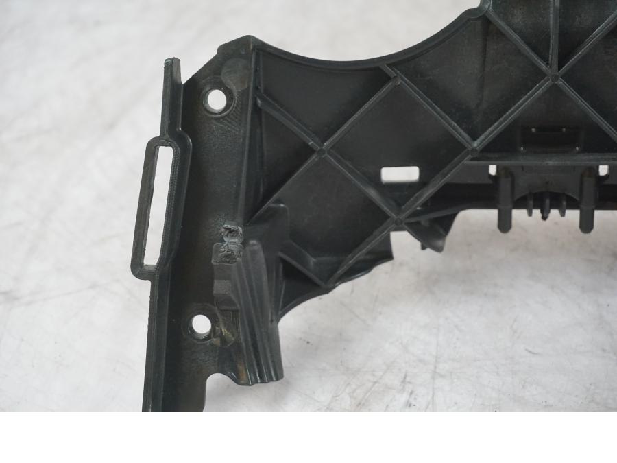 Snett nerifrån på Sadelfäste från en BMW F 800 R -2018 motorcykel.