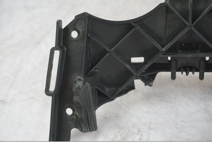 Snett nerifrån på Sadelfäste från en BMW F 800 R -2018 motorcykel.