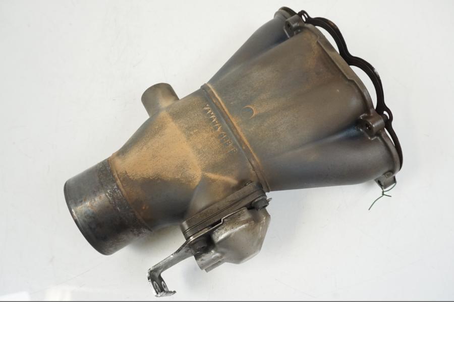 Snett nerifrån på Avgasspjäll från en Yamaha YZF 1000 R1 -2007 motorcykel.