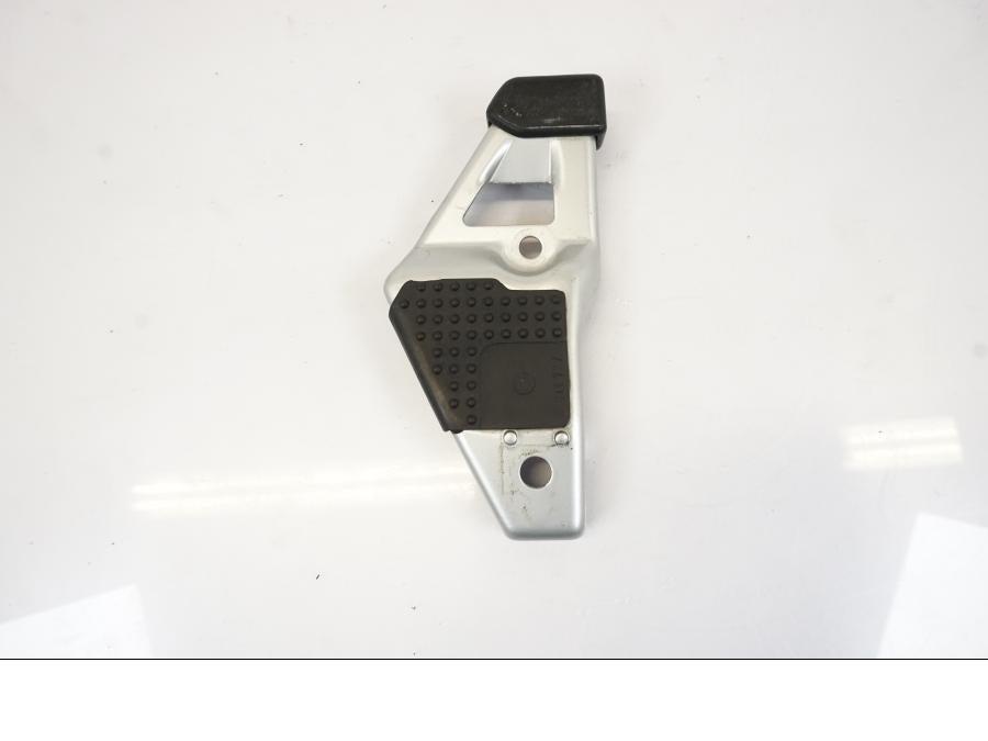 Framsidan på Fotpinnefäste från en BMW R 1150 RS -2003 motorcykel.