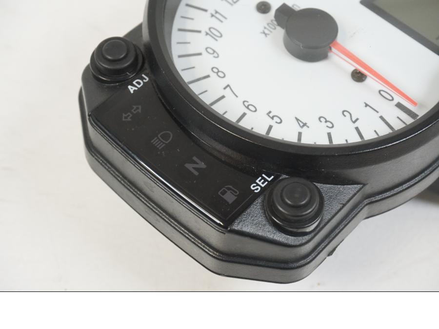 Baksidan på Instrumentpanel från en Suzuki GSX-R 750 -2001 motorcykel.