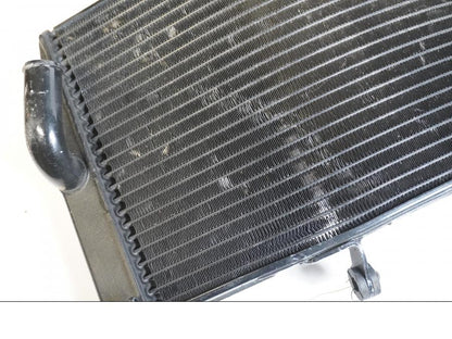 Snett uppifrån på Vattenkyl från en Honda CBR 600 RR -2003 motorcykel.