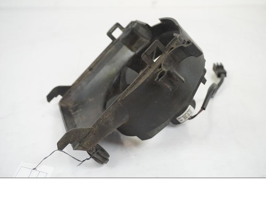 Baksidan på Vattenkylfläkt från en BMW F 650 CS -2002 motorcykel.