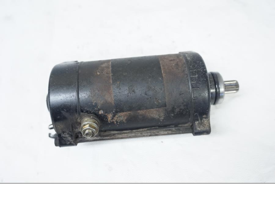 Framsidan på Startmotor från en Kawasaki VN 800 -1996 motorcykel.