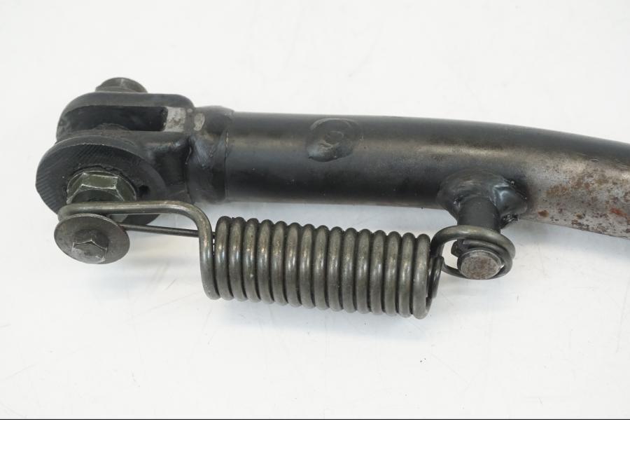 Baksidan på Sidostöd från en Honda CB 750 -2002 motorcykel.