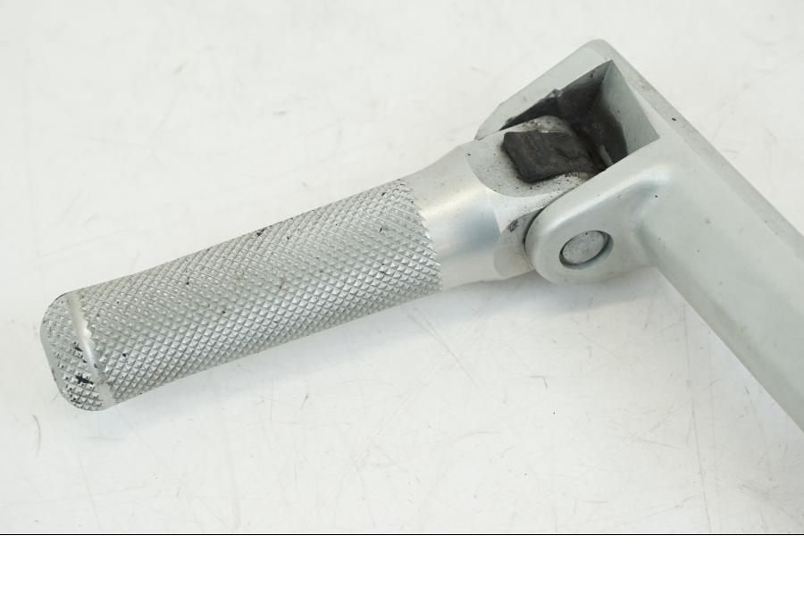 Höger sida på Fotpinne från en Ducati Streetfighter V4 -2020 motorcykel.